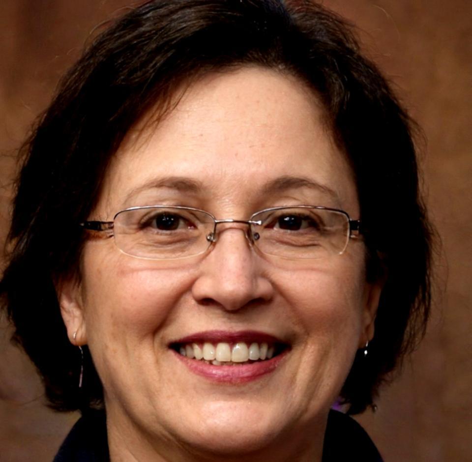 Instructora explicando conceptos de benchmarking presupuestario