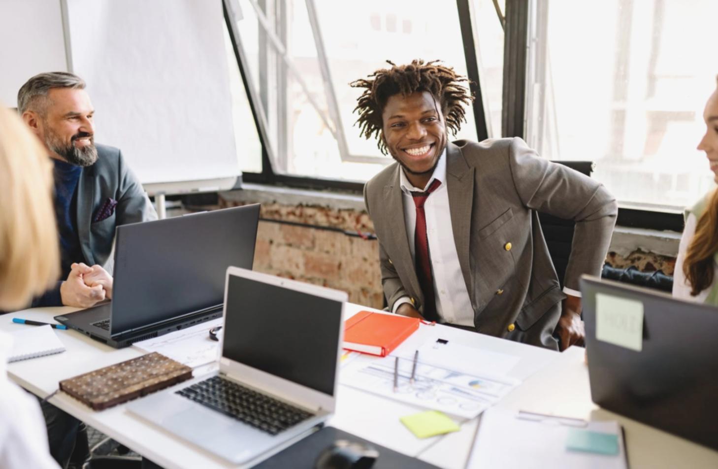 Profesional aplicando técnicas de benchmarking presupuestario